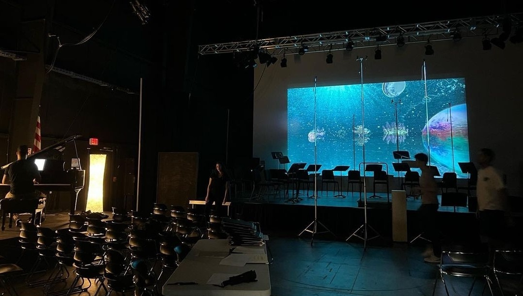 Installation view of Inhwa Yeom’s Wobble for THFM, 2022, with a projected virtual environment on stage